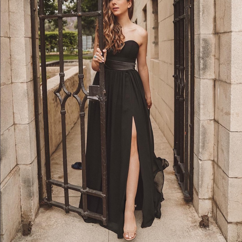 Floor length dress with sweetheart neckline